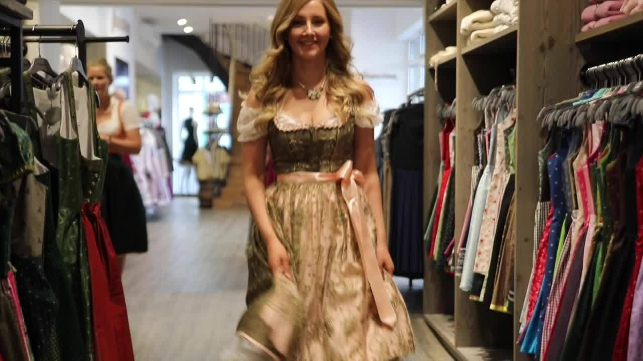 Wiesn-Playmate Patrizia Dinkel bei der Dirndl-Anprobe