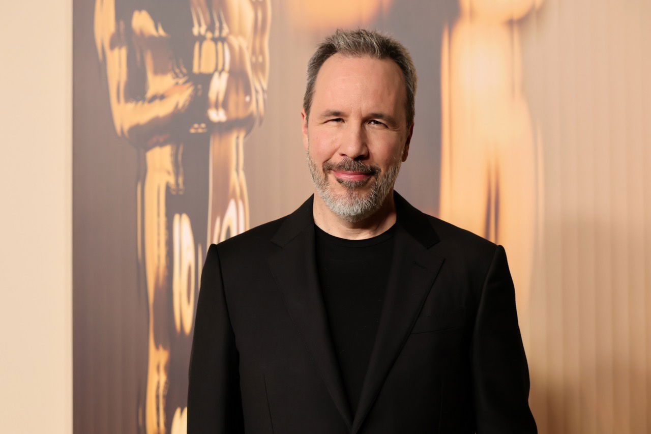 Der Regisseur Dens Villeneuve auf dem roten Teppich der Oscar-Verleihung, mit schwarzem Sakko und scharzem Shirt
