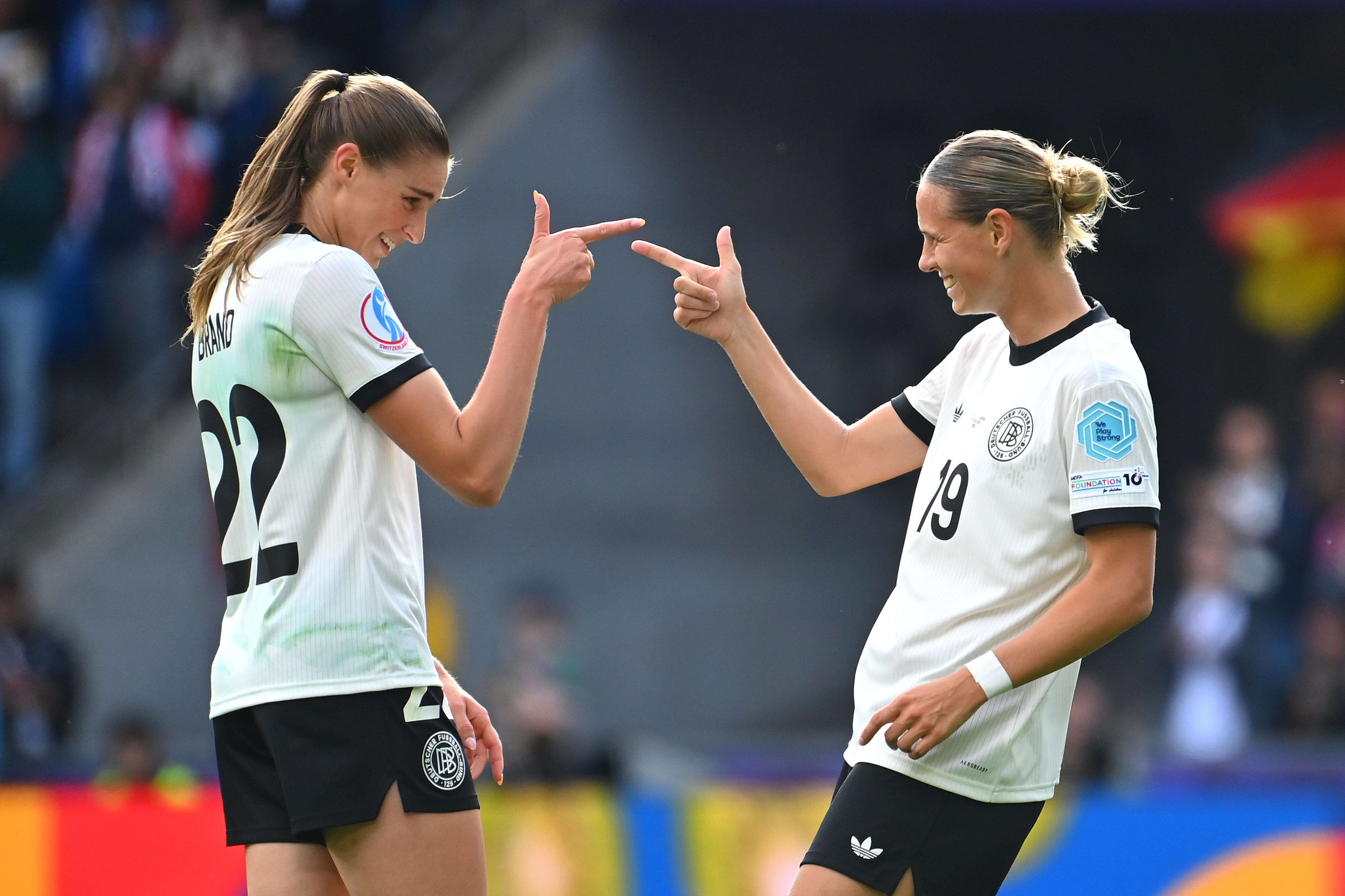 Die Spielerinnen der deutschen Frauen-Nationalmannschaft Jule Brand und Klara Bühl beim Torjubel in den weißen Nationaltrikots