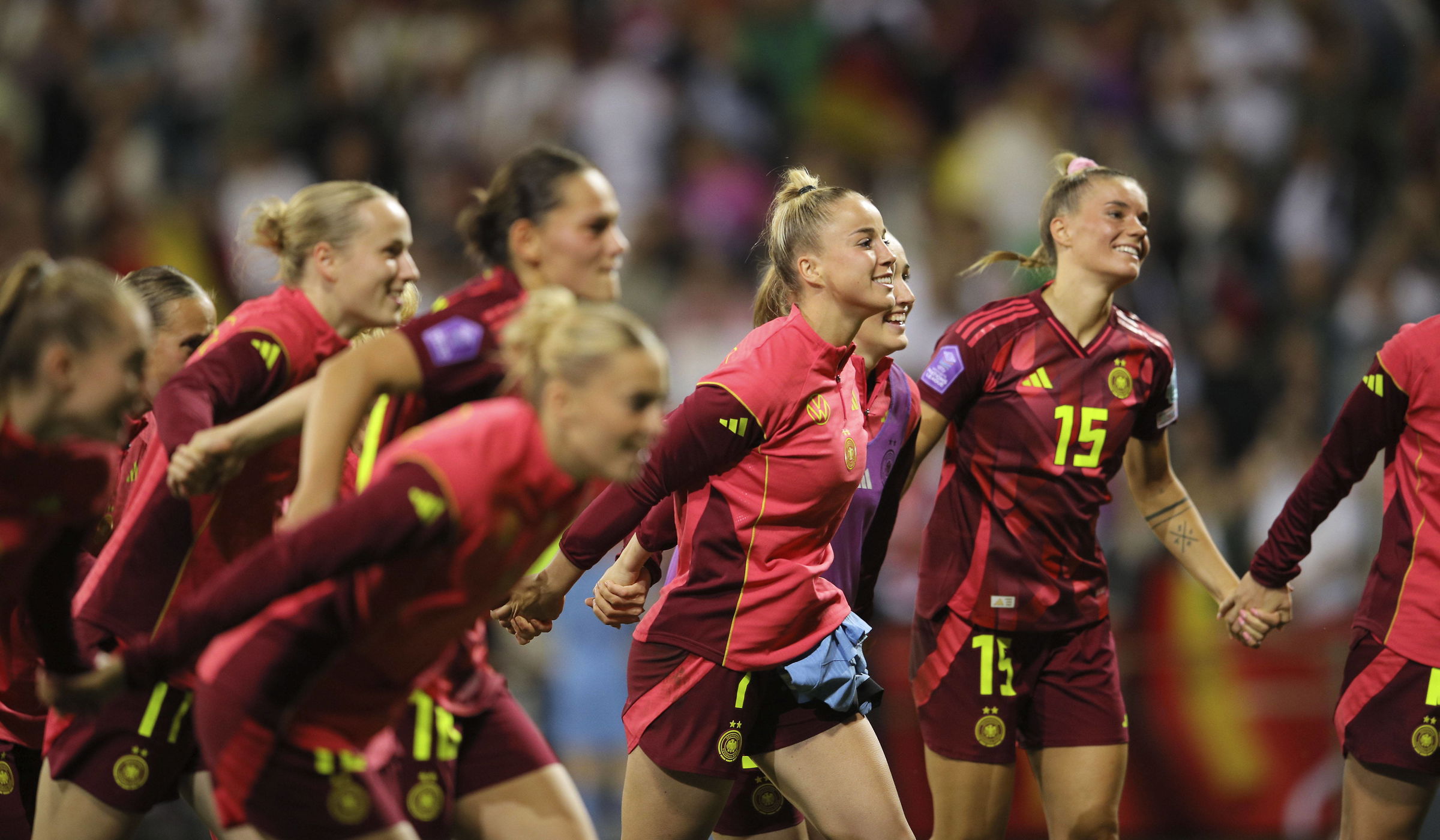 Mitglieder der deutschen Frauen-Nationalmannschaft beim Jubeln auf dem Feld