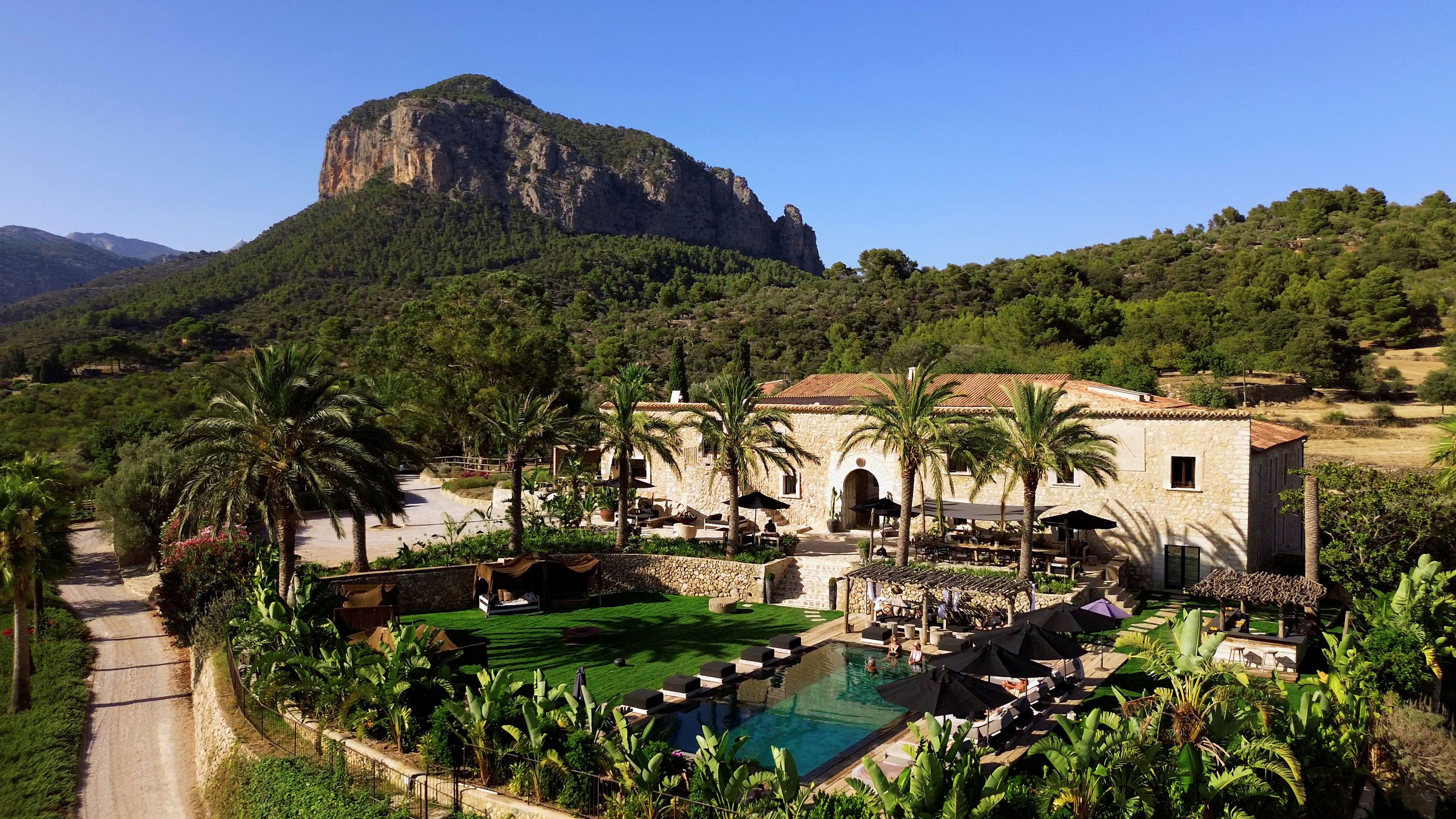 Das Bild zeigt die Villa „Spirit of Sun Fuster", die nicht nur ein einzigartiges Bergpanorama, sondern auch einen großen Pool bietet. 