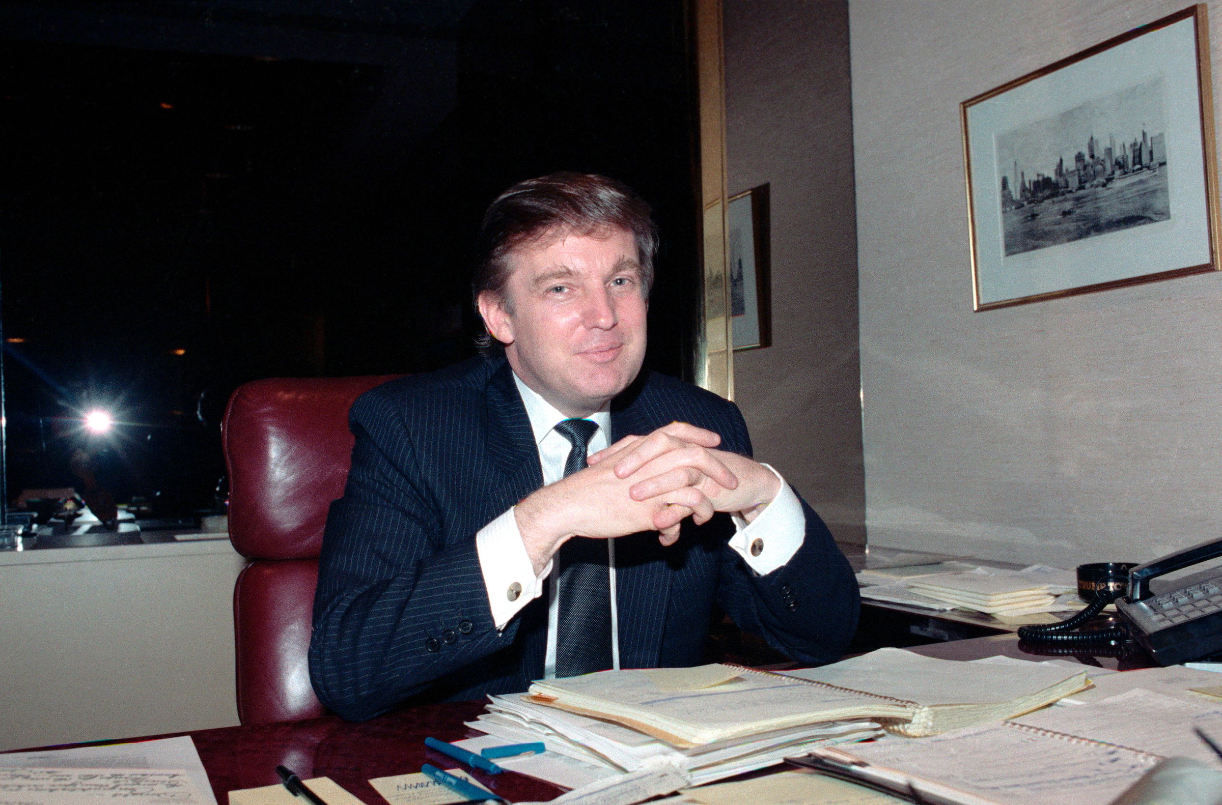 Donald Trump an seinem Schreibtisch im Jahr 1990