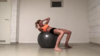 Playboy-Titelstar Birte Glang zeigt Fitness-Übungen