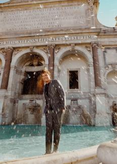 Bevor Oliver Masucci in "Die Schachnovelle" im Kino begeisterte, fotografierten wir ihn in lässiger Herbstmode in Rom