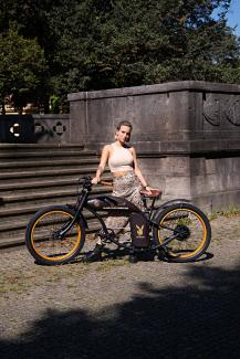 Playmate des Jahres 2020 Julia Römmelt verlost signierte E-Bikes von Rayvolt
