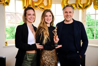 Julia Römmelt mit Playmate des Jahres 2022 Vanessa Teske und Playboy-Chefredakteur Florian Boitin