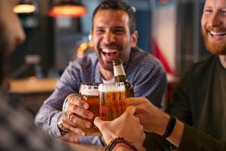 Statt Craftbier: 5 Biertrends 2022, die wir zum „Internationalen Tag des Bieres“ austesten