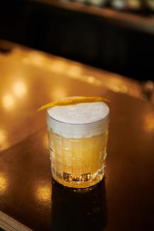 Ein absoluter Bar-Klassiker, der mit oder ohne Eiweiß im Rezept funktioniert: Der Whisky Sour