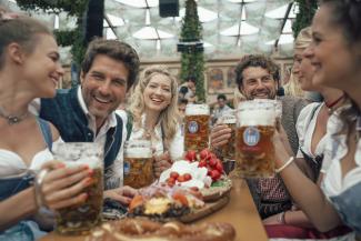Der Hauptgewinn: Mit zehn Freunden im Hofbräu-Festzelt auf der Wiesn feiern