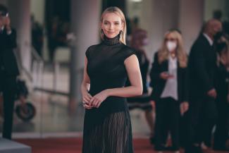 Jodie Comer im schwarzen Kleid bei den Filmfestspielen in Venedig 2021