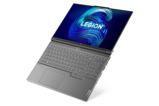 So lässt es sich leichter spielen: Der Gaming-Laptop LEGION SLIM 7i von LENOVO wiegt trotz seines 16-Zoll-Displays gerade einmal 2,05 Kilo.