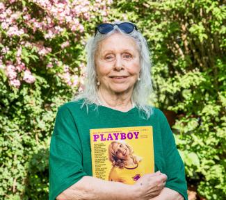 Esther Vilar mit der Erstausgabe des deutschen Playboy