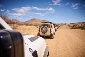 Landrover-Konvoi in der Wüste Namibias