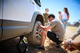 „Land Rover“-Instructor Wanjo Meyer beim Reifenwechsel 