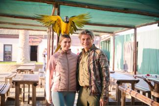Stella Stegmann, Playmate des Jahres 2020, mit Riesenvogel