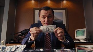 Leonardo Di Caprio in „The Wolf of Wall Street“ mit Geldschein