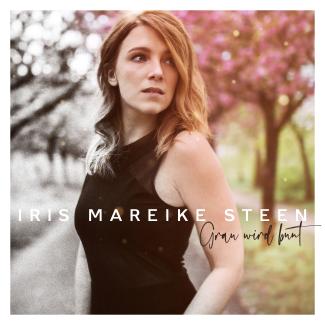 Iris Mareike Steen vor grauer und bunter Landschaft: Sie veröffentlicht ihr Debütalbum „Grau wird bunt“
