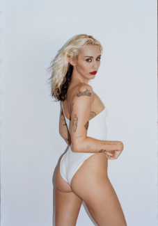 Miley Cyrus posiert vor weißem Hintergrund – was für ein Anblick!