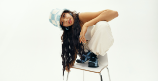 Sängerin Nina Chuba post beim Foto-Shooting lässig auf einem Stuhl