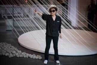 Yoko Ono bei der Eröffnung einer Ausstellung in Mexiko 2016