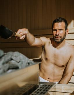 Mann bei Sauna-Aufguss: Diese Fehler beim Saunieren schaden der Männergesundheit