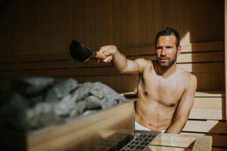 Mann bei Sauna-Aufguss: Diese Fehler beim Saunieren schaden der Männergesundheit
