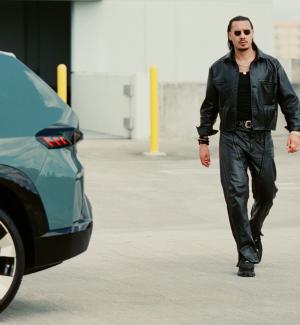 BMW XM statt Roller: Für seine neue Single kooperiert Rap-Star Apache mit BMW