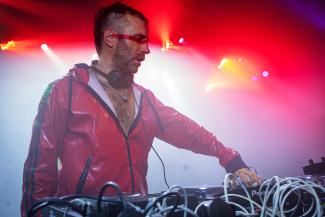 DJ Jan Ehret am Mischpult auf der Sexpositive Party Kinky Galore
