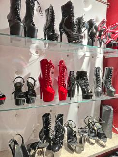Schuh-Regal im Münchner Fetisch-Laden „Styleplanet“