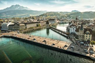 Panorama von Luzern mit der berühmten Kapellbrücke