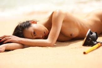 Bezaubernd am Strand: Unsere Miss Juni Kim Shinobi
