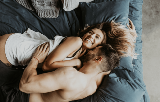Ein glückliches Paar im Bett – trifft das auf die meisten Deutschen zu? Eine Studie gibt Aufschluss …