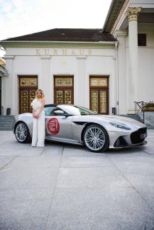  Luxuswagenhersteller Aston Martin mit Playmate des Jahres Milena Milyaeva vor dem Casino Baden-Baden