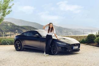 Playboy-Redakteurin Nina Habres mit dem Jaguar F-Type R75