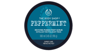 Für die perfekte Pediküre bei Männern: „Peppermint Reviving Pumice Foot Scrub“ von The Body Shop