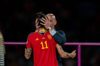Luis Rubiales drückt Spielerin Jennifer Hermoso einen Kuss auf
