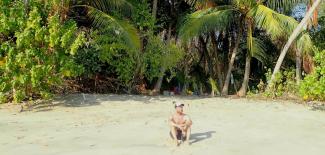 Playboy-Reporter Alexander Neumann-Delbarre auf einer einsamen Insel im Pazifik