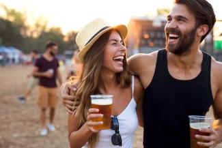 Wilde Flirts: Eine neue Studie zeigt, wie viele Menschen auf Festivals miteinander intim werden …