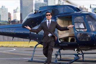 Leonardo DiCaprio steigt in "The Wolf of Wall Street" aus einem Hubschrauber. 