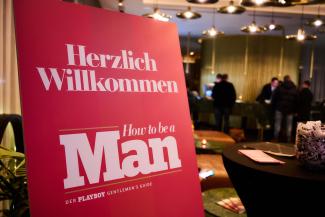 Willkommensschild zum „How to be a Man“-Lauchevent im Roomers München