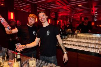 Barkeeper in bester Laune im Red Room