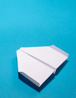 Papierflieger falten: Profi-Tipps für den anspruchsvollen „Himmelskönig“ und die einfache „Schwalbe“ 