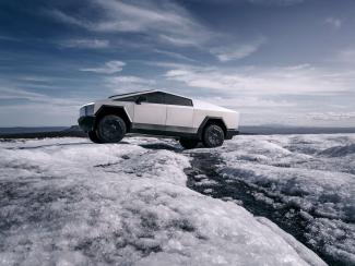 Der Tesla Cybertruck in Schnee und Eis