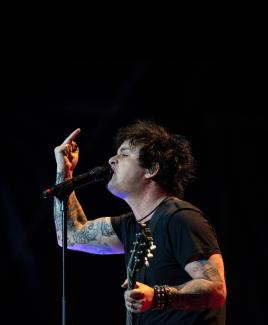 Green Day-Frontmann Billie Joe Armstrong erhebt den Mittelfinger