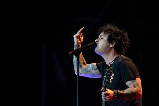 Green Day-Frontmann Billie Joe Armstrong erhebt den Mittelfinger