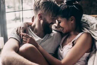 Zusammen lachen: Humor kommt bei Frauen laut Flirt-Studie besonders gut an