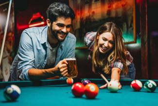 Date-Tipps: Billiard zu spielen, bietet sich perfekt für ein erstes Treffen an