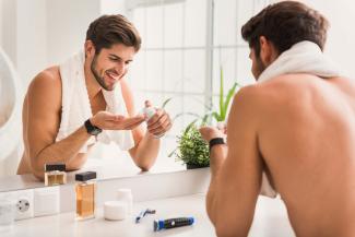 Auf diese 4 Hautpflege-Produkte schwören Männer laut Umfrage