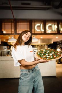 Vanessa Mai macht jetzt Pizza für die L'Osteria