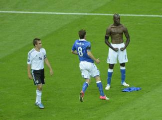 EM 2012: Nach 36 Minuten steht es 0:2 aus deutscher Sicht, Italien ist weiter und Doppel-Torschütze Balotelli wird zum Meme